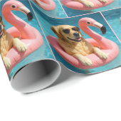 Golden Retriever Floating On a Flamingo Pool Toy Cadeaupapier (Rol Hoek)