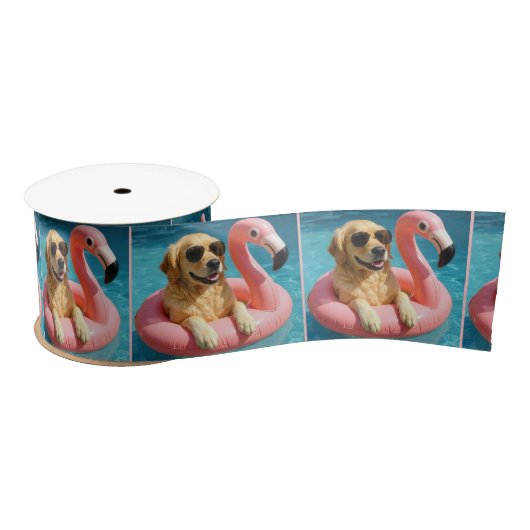 Golden Retriever Floating On a Flamingo Pool Toy Satijnen Lint (Spoel)