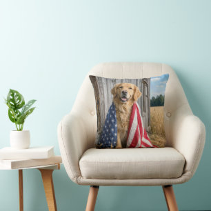 Golden Retriever Gedrapeerd in een Amerikaanse Vla Kussen