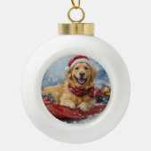 Golden Retriever Hond in Sledge Sneeuwkerst Keramische Bal Ornament (Voorkant)