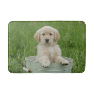 Golden retriever in wasbekken badmat