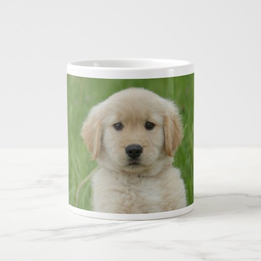 Golden retriever in wasbekken grote koffiekop (Voorkant)