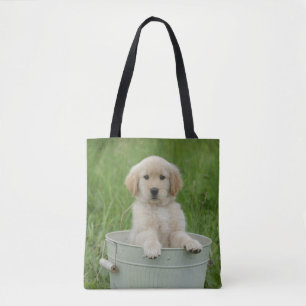 Golden retriever in wasbekken tote bag