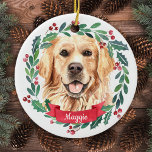 Golden Retriever kerst Elegant Waterverf Dog Keramisch Ornament<br><div class="desc">Decoreer je boom of geef dit vakantieseizoen een speciaal cadeautje met deze elegante Merry-kerstavond-gouden recuperator in een grote kerstsierstrip en een passend decor. Deze gouden kerst met een gouden reclametekst is voorzien van een waterverf hond in een groene en rode poot met heilige en bessen. Personaliseer met naam voor, jaar...</div>