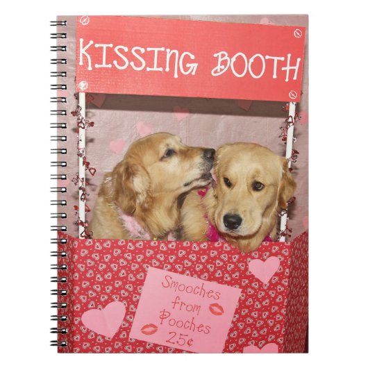Golden Retriever Kissing Booth Notitieboek (Voorkant)