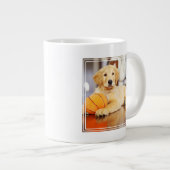Golden Retriever met Basketball Speelgoed Grote Koffiekop (Voorkant rechts)