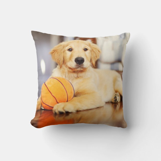 Golden Retriever met Basketball Speelgoed Kussen (Voorkant)