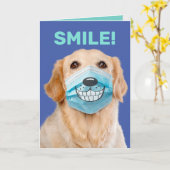 Golden Retriever met glimlachend masker - SMILE! Kaart (Gele Bloem)
