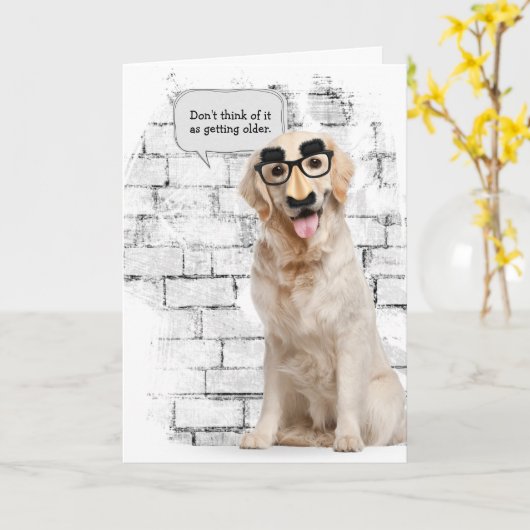Golden Retriever met grappige maskerverjaardag Kaart (Gele Bloem)