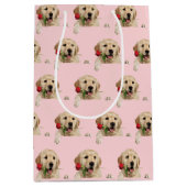 Golden Retriever met kussen en roos Medium Cadeauzakje (Voorkant)