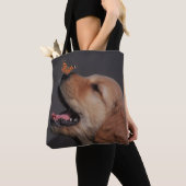 Golden Retriever met vlinder op zijn neus Tote Bag (Dichtbij)