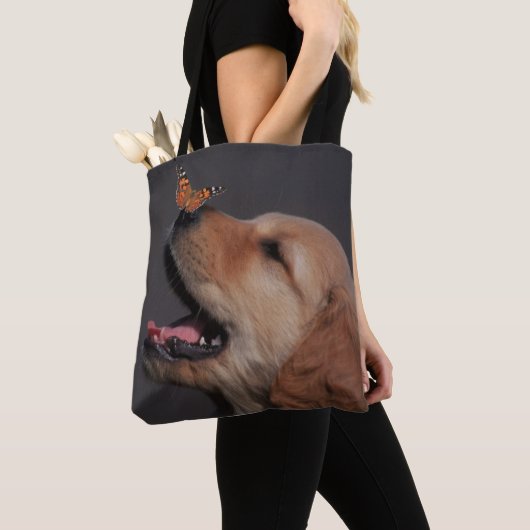 Golden Retriever met vlinder op zijn neus Tote Bag (Dichtbij)