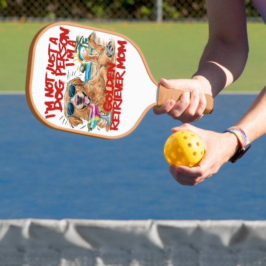 Golden Retriever met zonnebril en Drink Pickleball Paddle (Insitu)