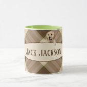 Golden retriever op bruin geruite patroon met naam mok (Midden)