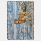 Golden Retriever op de blauwe oceaan rotsachtig Deken (Voorkant Verticaal)