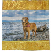 Golden Retriever op de blauwe oceaan rotsachtig Douchegordijn (Voorkant)