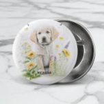 Golden Retriever Puppy en Florals Monogram Naam Ronde Button 3,2 Cm<br><div class="desc">Charmante waterverf afbeelding van een golden retriever puppy te midden van bloemen, waaronder felgele zonnebloemen. GROOTS🌼 Personaliseer dit prachtige ontwerp door een naam van uw voorkeur toe te voegen. Desgewenst kan het veld Naam leeg worden gelaten. Verhoog uw stijl met de knop "Golden Retriever Puppy and Florals Monogram Name". 💄...</div>