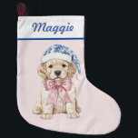 Golden Retriever Puppy in Blue Damask Santa Hat Grote Kerstsok<br><div class="desc">Deze kerstkous heeft een grootmillennial-ontwerp met een Golden Retriever Puppy in een blauw-witte Damask Santa Hat op een blozend roze achtergrond. U kunt personaliseren met een naam in een marineblauw cursief lettertype.</div>