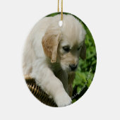 Golden Retriever Puppy in mandje Keramisch Ornament (Rechts)