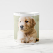 Golden Retriever Puppy op Couch Grote Koffiekop (Voorkant)