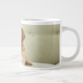 Golden Retriever Puppy op Couch Grote Koffiekop (Rechts)