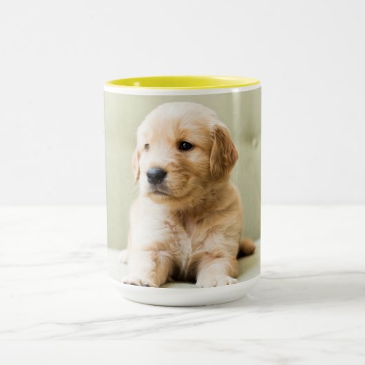 Golden Retriever Puppy op Couch Mok (Midden)
