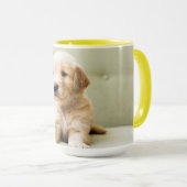 Golden Retriever Puppy op Couch Mok (Voorkant rechts)
