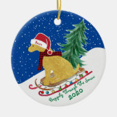 Golden Retriever Riding Xmas Tree Sled Keramisch Ornament (Voorkant)