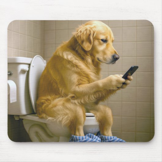 Golden Retriever Sitting On the Toilet Texting Muismat (Voorkant)