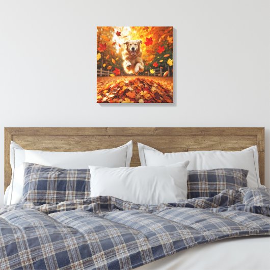 Golden Retriever springen in bladstapel Canvas Afdruk (Insitu (Slaapkamer))