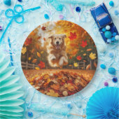 Golden Retriever springen in bladstapel Papieren Bordje (Feest)