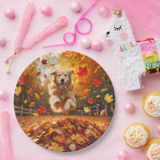 Golden Retriever springen in bladstapel Papieren Bordje (Feest)