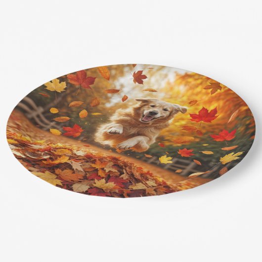 Golden Retriever springen in bladstapel Papieren Bordje (Gekanteld)