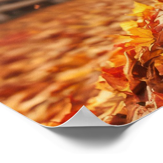 Golden Retriever springen in bladstapel Poster (Hoek)