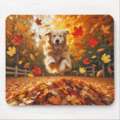 Golden Retriever Springen In Herfst Bladstapel Muismat (Voorkant)