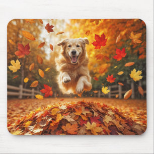 Golden Retriever Springen In Herfst Bladstapel Muismat