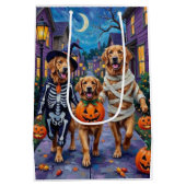 Golden Retriever Trick-or-Treating Halloween Medium Cadeauzakje (Achterkant)
