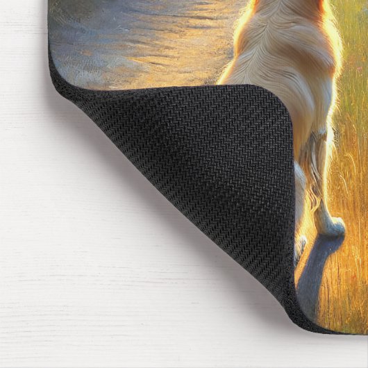 Golden Retriever wachten op een onverharde weg Muismat (Hoek)