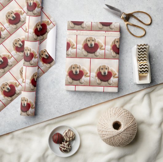 Golden Retriever With a Red Heart Pillow Cadeaupapier (Crafts)