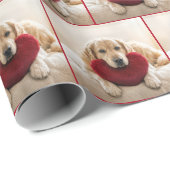 Golden Retriever With a Red Heart Pillow Cadeaupapier (Rol Hoek)