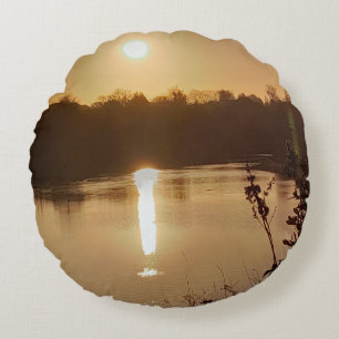 Golden River Sunset Serenity Embrace Rond Kussen