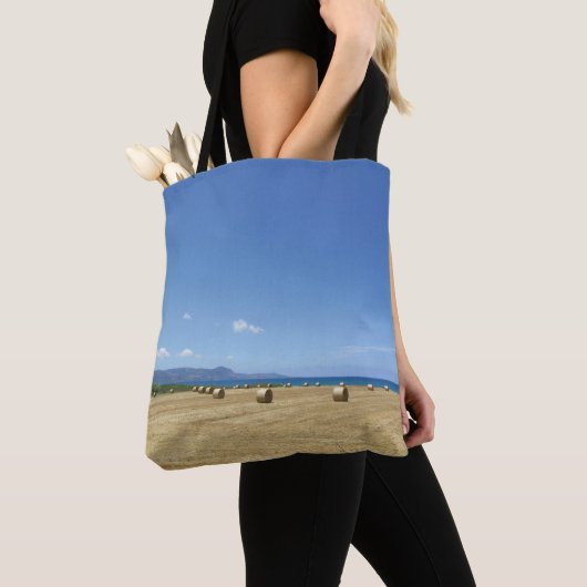 Golden Rolls van Hay en Deep Blue Zee Design Tote Bag (Dichtbij)