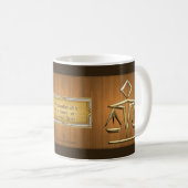 Golden Scales of Justice on Teak (Gepersonaliseerd Koffiemok (Voorkant rechts)