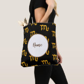 Golden Scorpio Astrology Symbol op maat Tote Bag (Dichtbij)