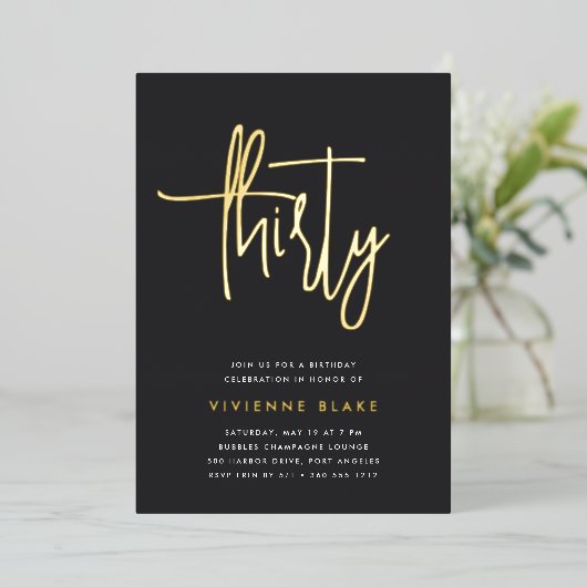 Golden Script 30th Birthday Party Folie Uitnodiging (Staand Voorkant)