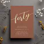 Golden Script 40th Birthday Party Folie Uitnodiging<br><div class="desc">Viel haar mijlpaalverjaardag met deze schitterende 40e verjaardagsfeestuitnodigingen met "veertig" in het moderne,  met de hand geschetste script in de folie goud. Pas je objecten aan met je partijgegevens hieronder. Een onvergetelijke,  luxe keuze voor geweldige vieringen van veertig jaar.</div>