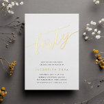 Golden Script 40th Birthday Party Folie Uitnodiging<br><div class="desc">Viel haar mijlpaalverjaardag met deze schitterende 40e verjaardagsfeestuitnodigingen met "veertig" in het moderne,  met de hand geschetste script in de folie goud. Pas je objecten aan met je partijgegevens hieronder. Een onvergetelijke,  luxe keuze voor geweldige vieringen van veertig jaar.</div>