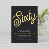 Golden Script 60th Birthday Party Folie Uitnodiging (Staand Voorkant)