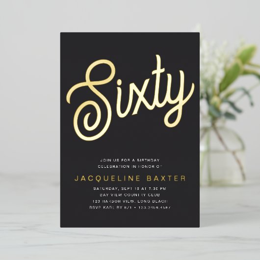 Golden Script 60th Birthday Party Folie Uitnodiging (Staand Voorkant)