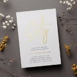 Golden Script 60th Birthday Party Folie Uitnodiging<br><div class="desc">Viel haar mijlpaalverjaardag met deze 60ste verjaardag uitnodigingen van deze chic-partij met "60" in het moderne,  met de hand geschetste script in de folie van goud. Pas je objecten aan met je partijgegevens hieronder. Een onvergetelijke,  luxe keuze voor geweldige 60ste verjaardag vieringen.</div>